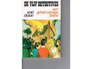 Jeugdboeken De vijf detectives &ndash; Een geheimzinnige brand &ndash; Enid Blyton