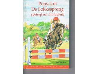 Ponyclub De Bokkesprong springt een hindernis