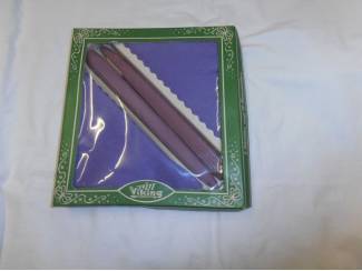 Elf paarse servetten met twee kaarsen