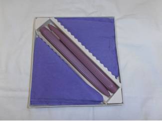 Woonaccessoires | Kandelaars en Kaarsen Elf paarse servetten met twee kaarsen