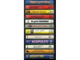 Cassettebandjes 12 cassettes met dansmuziek in leuke koffer zeer mooie staat
