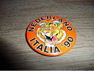 Button Nederland Italia 90 muziek button, doorsnee 7 cm lied