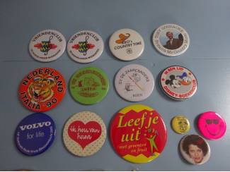 Speldjes, Pins en Buttons Button Nederland Italia 90 muziek button, doorsnee 7 cm lied
