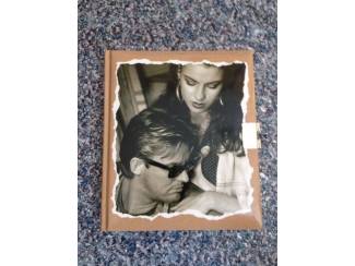 Leeg dagboek met zwart wit foto&rsquo;s op kaft  dag boek tiener