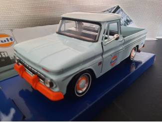 Chevy C10 Fleetside Pick-up 1966 Gulf Livery Schaal 1:24