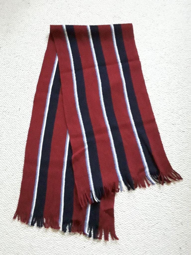 Dames college sjaal met ongeveer uit jaren : Kleding