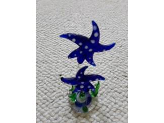 Woonaccessoires Glaswerkje - blauwe bloemetjes - op ijzerdraad, voetje van glas