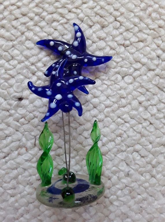 Glaswerkje - blauwe bloemetjes - op ijzerdraad, voetje van glas
