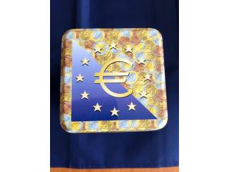Blikken Blik euro munten en bankbiljet opdruk