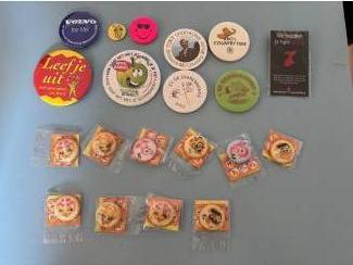 Speldjes, Pins en Buttons Chocomel Fristi uitgave buttons bewegend illustratie en letters