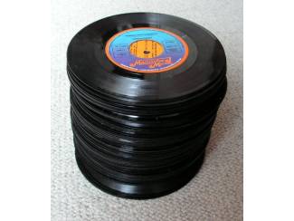 Opruiming 75 vinyl singles zonder hoes voor decoratie