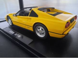 Auto's Ferrari 328 GTS Schaal 1:18