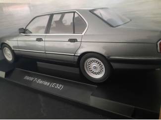 Auto's BMW 7 serie E32 Schaal 1:18
