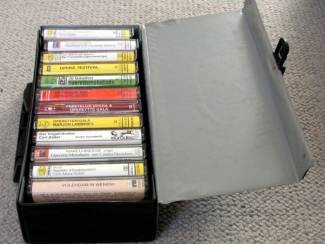 Cassettebandjes 12 verschillende opera / operette cassettes in koffer ZGAN