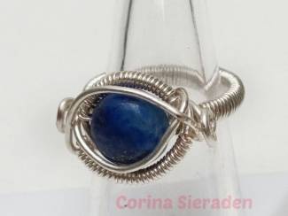 Verzilverde ring met lapis lazuli