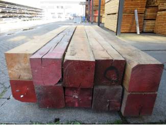 Hout en Planken Grote Douglas balken in de aanbieding