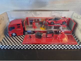 Auto's Burago Ferrari Ferrari Race Transporter Racing Hauler Schaal 1:43