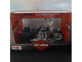 Tweewielers Harley-Davidson FLSTS Heritage Softail Springer Schaal 1:18