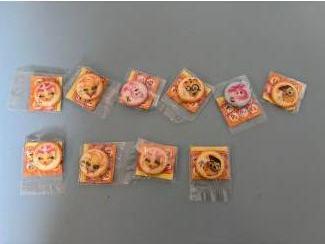 Speldjes, Pins en Buttons Buttons groot en klein, onderwerpen verschillend