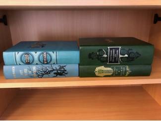 Romans 4 x  Boeken mooi bandontwerp ( Howatch, Holt , Hailey etc ) .