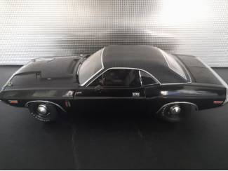 Auto's Dodge Challenger R/T 426 Hemi The Black Ghost Schaal 1:18