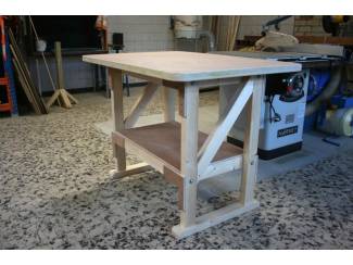 Werkbanken Stevige houten Werkbanken – werktafels - inpaktafel – tafels