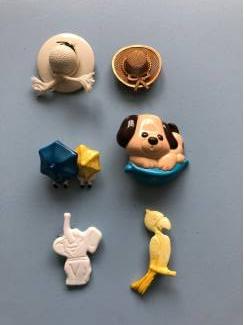 Broches Broche kunststof hoed parasol en metaal hoedje broches