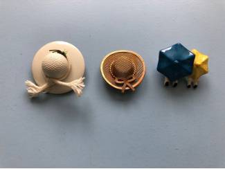 Broches Broche kunststof hoed parasol en metaal hoedje broches