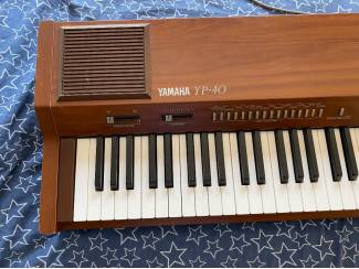 Piano's Yamaha Clavinova YP-40