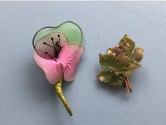 Oude broches bloem stof en druivenblad