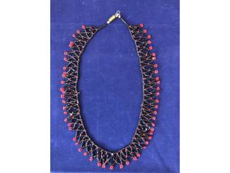 Kettingen Halsketting zwart rood kleine kraaltjes 16 cm doorsnee