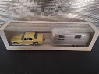 Auto's Ford Mustang + Airstream Caravan Schaal 1:43