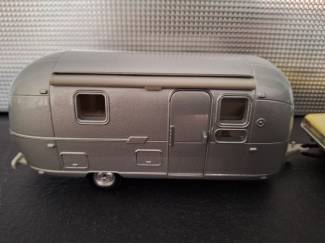 Auto's Ford Mustang + Airstream Caravan Schaal 1:43