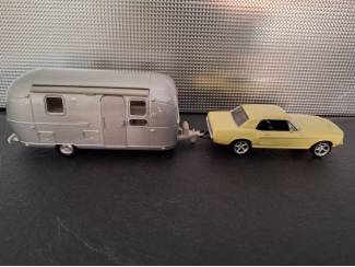 Auto's Ford Mustang + Airstream Caravan Schaal 1:43