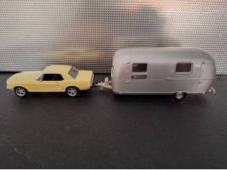 Auto's Ford Mustang + Airstream Caravan Schaal 1:43