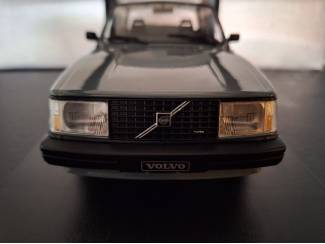 Auto's Volvo 240 Turbo Custom 1986 Schaal 1:18