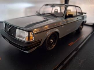 Volvo 240 Turbo Custom 1986 Schaal 1:18