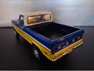 Auto's Ford F-100 with Bed Cover Goodyear Tires Schaal 1:24