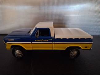 Auto's Ford F-100 with Bed Cover Goodyear Tires Schaal 1:24
