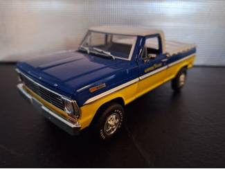 Ford F-100 with Bed Cover Goodyear Tires Schaal 1:24