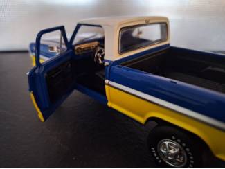 Auto's Ford F-100 with Bed Cover Goodyear Tires Schaal 1:24