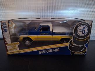 Auto's Ford F-100 with Bed Cover Goodyear Tires Schaal 1:24
