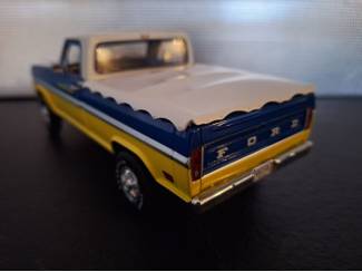 Auto's Ford F-100 with Bed Cover Goodyear Tires Schaal 1:24