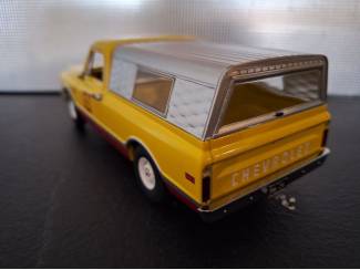 Auto's Chevrolet C-10 1968 With Camper Shell Oil Schaal 1:24