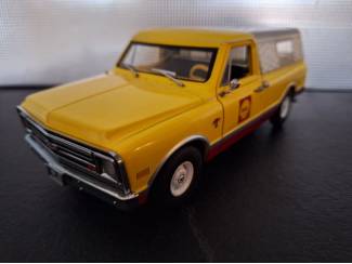 Auto's Chevrolet C-10 1968 With Camper Shell Oil Schaal 1:24