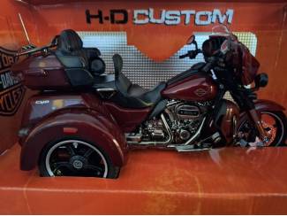 Tweewielers Harley-Davidson CVO Tri-Glide Ultra rood  Schaal 1:12