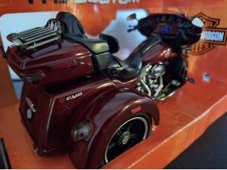 Tweewielers Harley-Davidson CVO Tri-Glide Ultra rood  Schaal 1:12