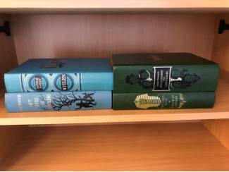 Overige Boeken en Diversen 4 x  Boeken mooi bandontwerp ( Howatch, Holt , Hailey etc ) .