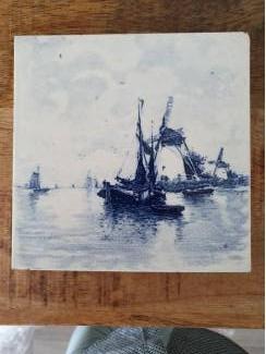 oude wandtegel "molens en schepen"
