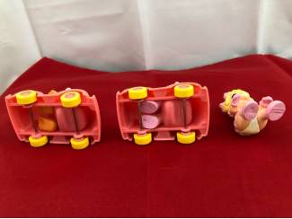 Poppetjes en Figuurtjes Muppets Miss Piggy en Animal in autootjes set